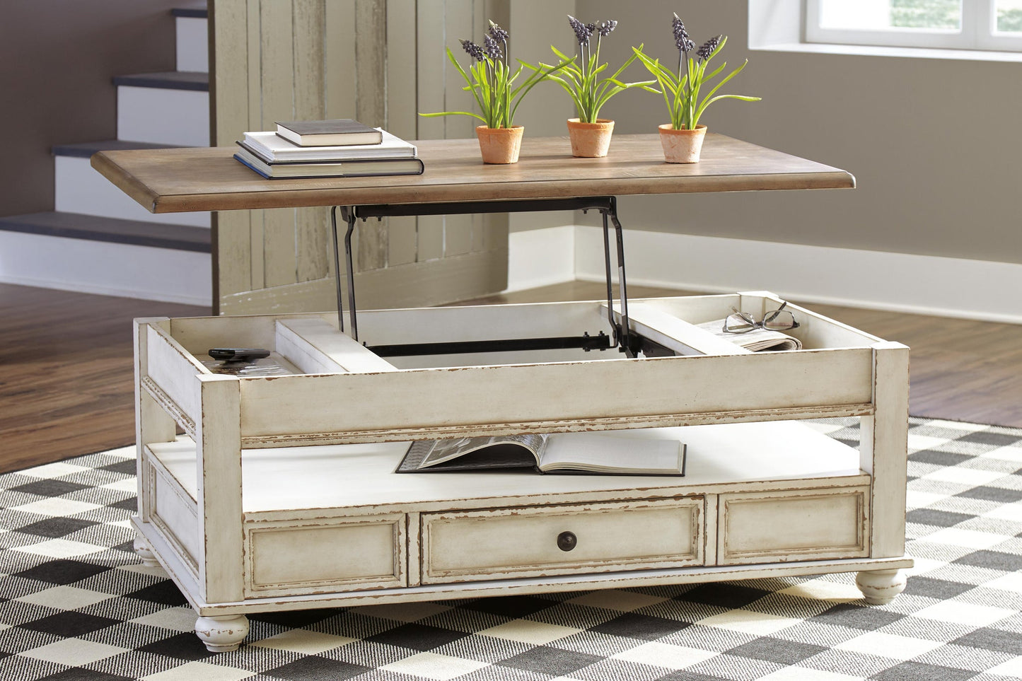 Realyn Lift Top Cocktail Table